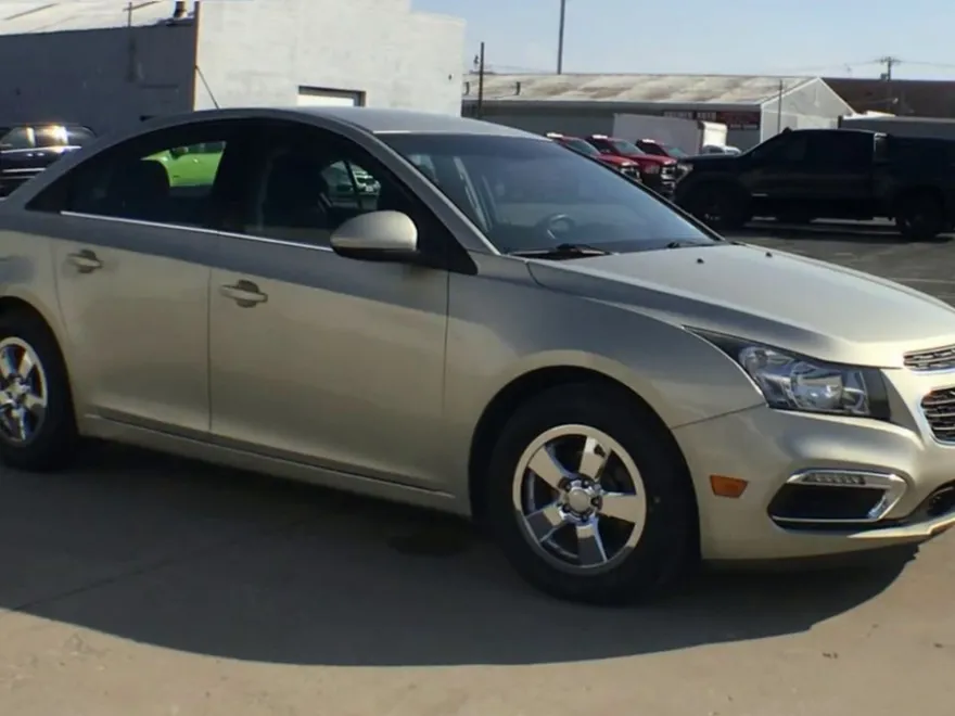 2016 Chevrolet Cruze LT photo 1