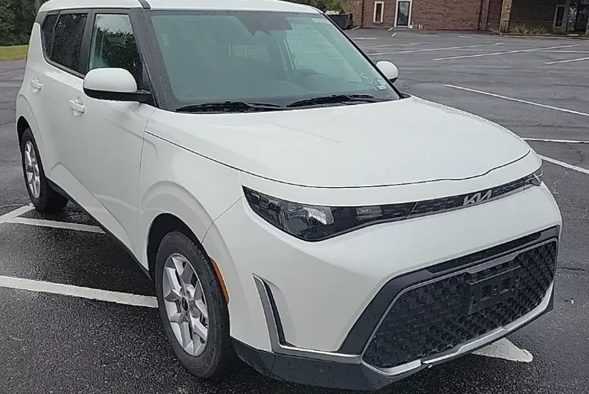 2024 Kia Soul LX photo 1