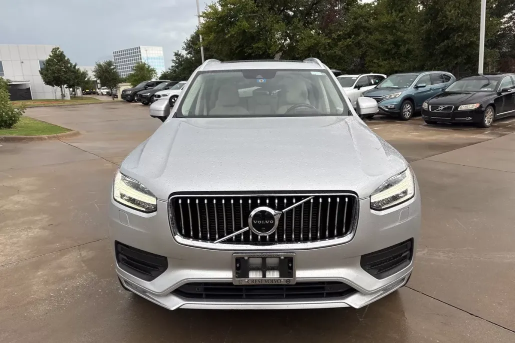 2022 Volvo XC90 T6 Momentum photo 1