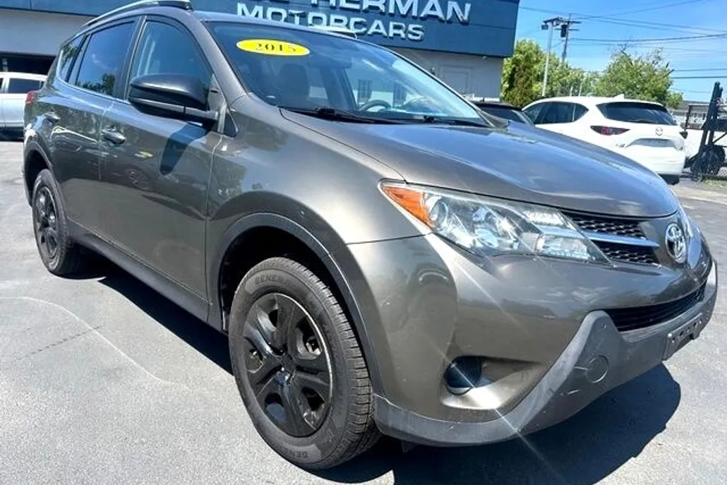 2015 Toyota RAV4 LE photo 1