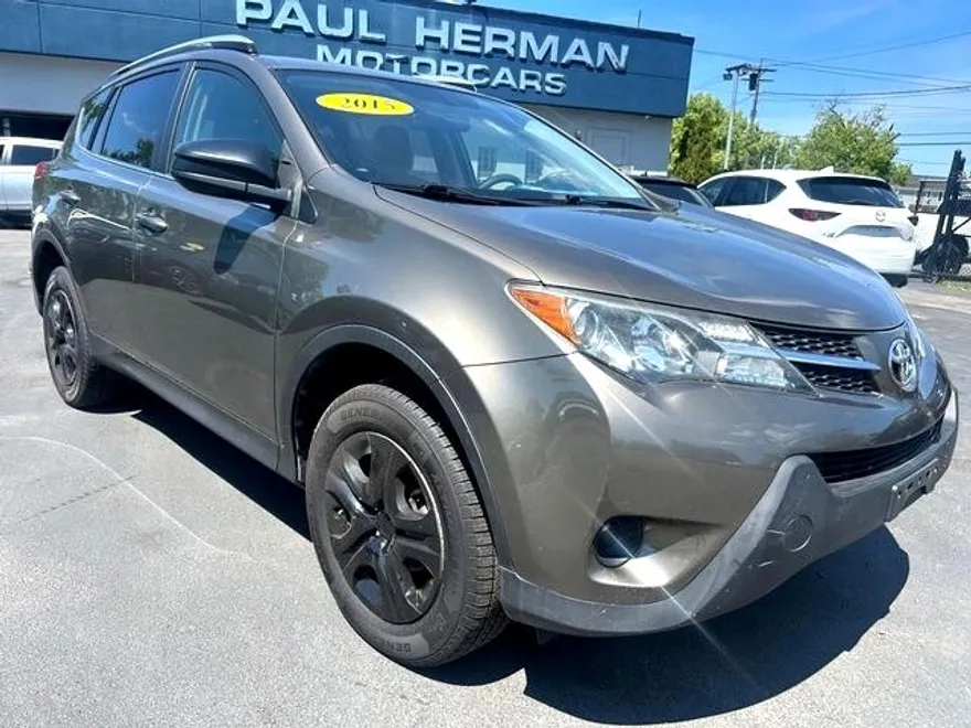 2015 Toyota RAV4 LE photo 1