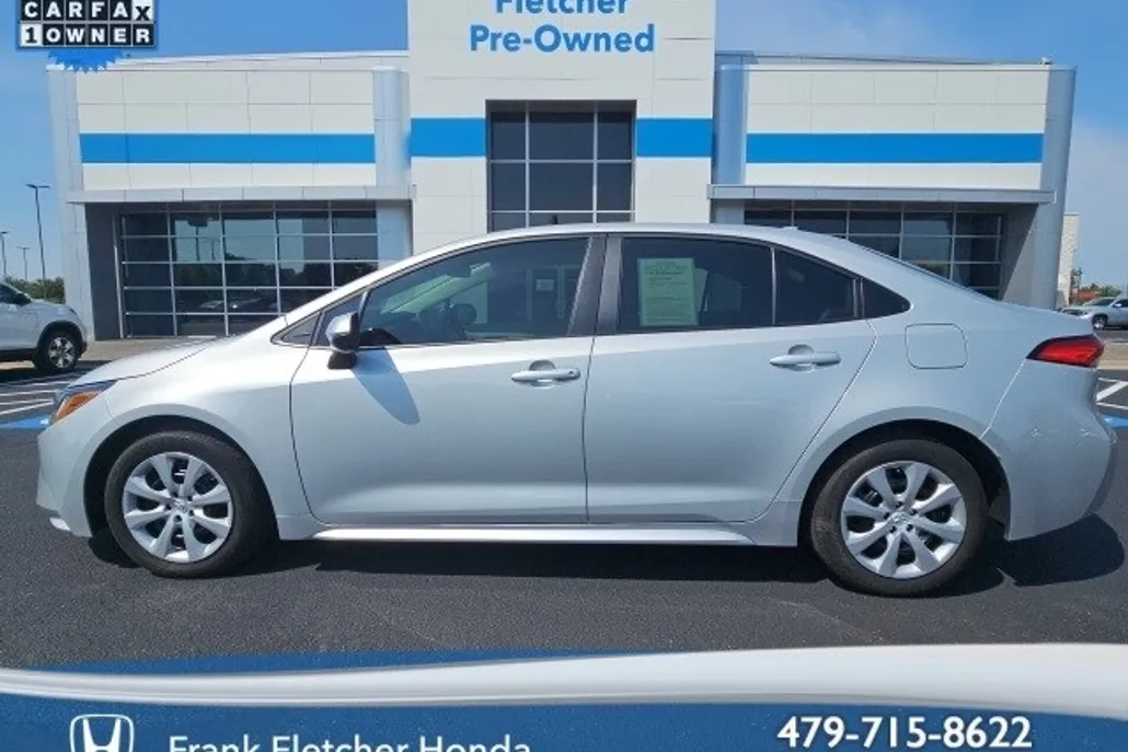 2024 Toyota Corolla LE photo 1