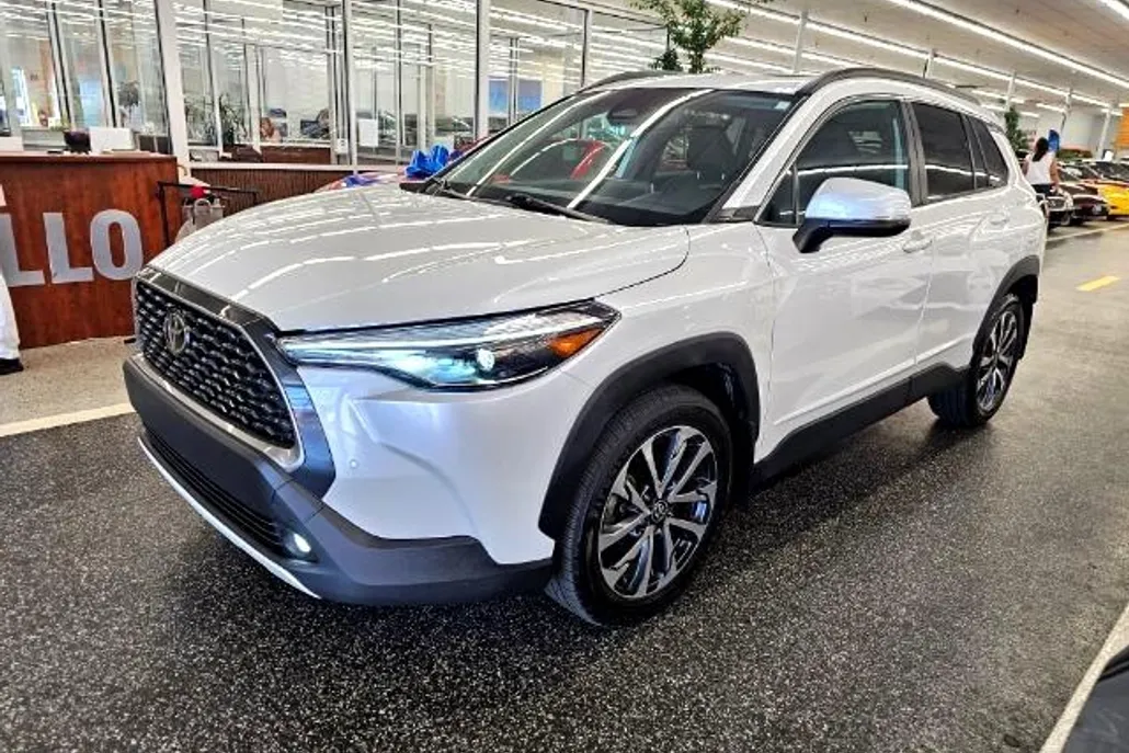 2023 Toyota Corolla Cross XLE photo 1