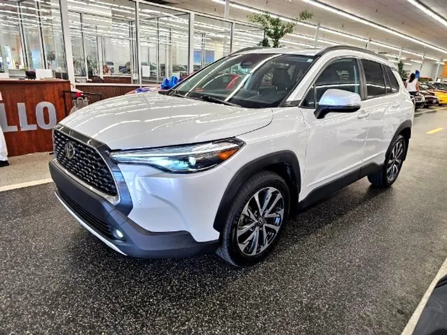 2023 Toyota Corolla Cross XLE photo 1