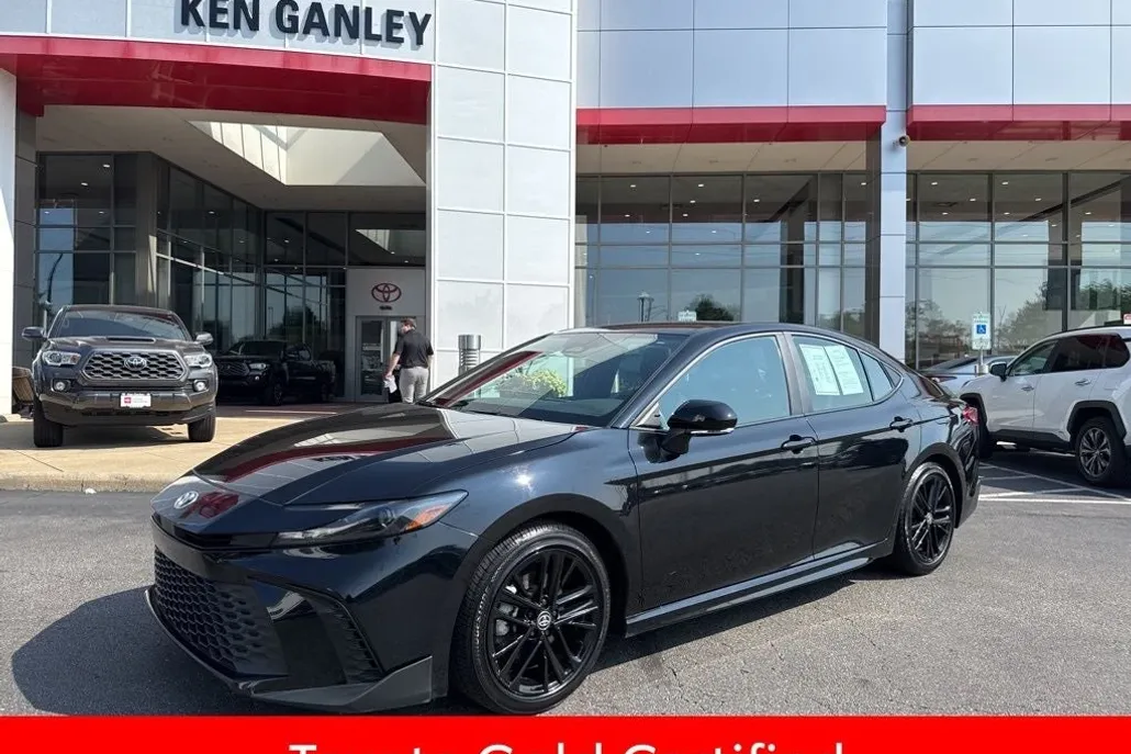 2025 Toyota Camry SE photo 1