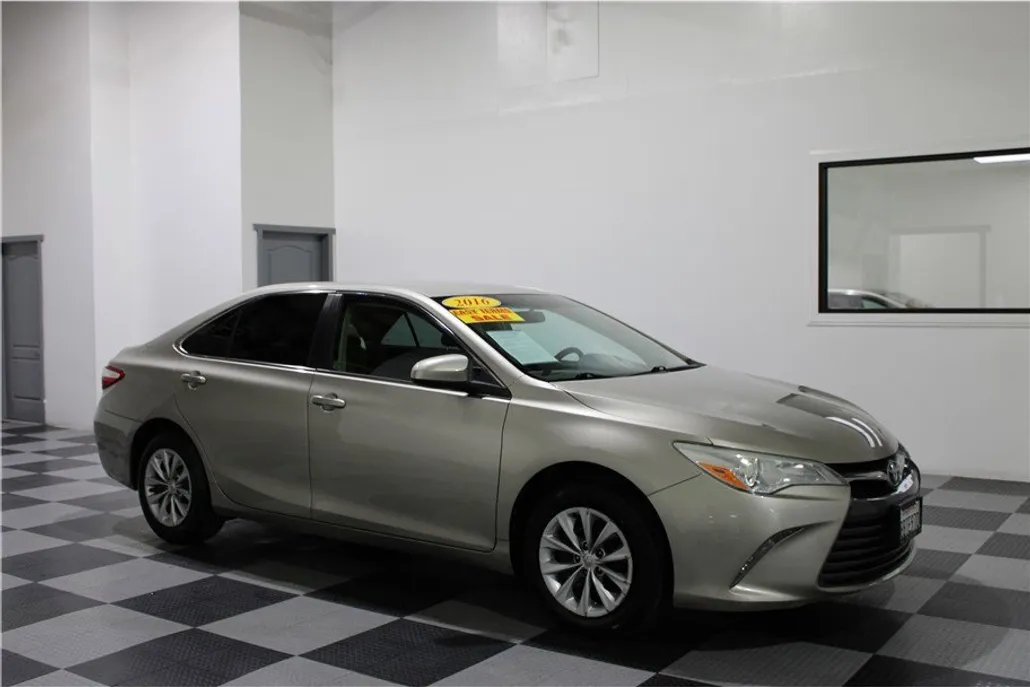 2016 Toyota Camry LE photo 1