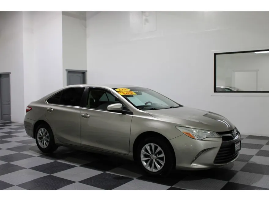 2016 Toyota Camry LE photo 1