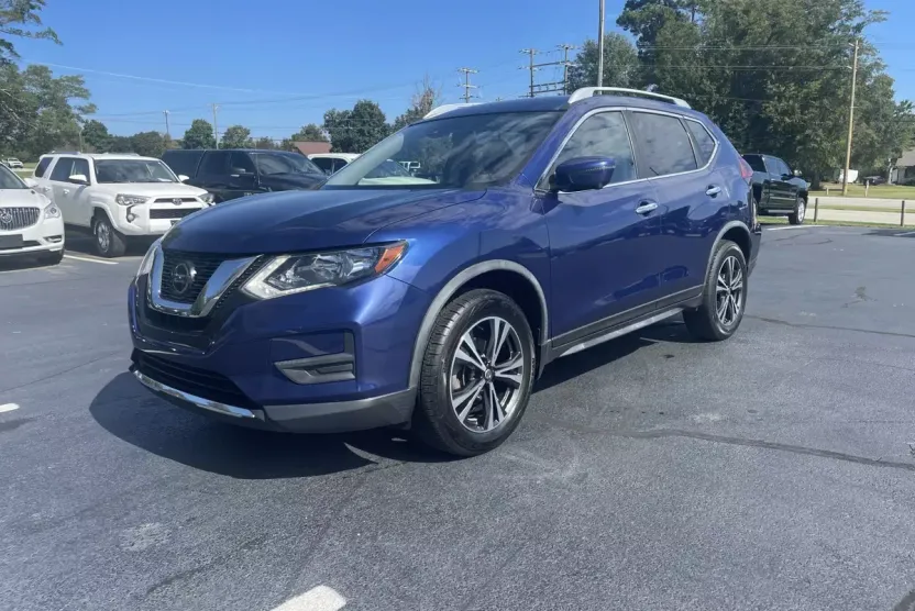 2020 Nissan Rogue SV photo 1