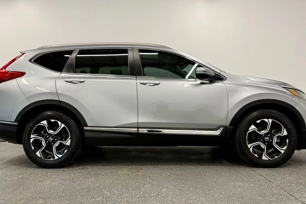 2017 Honda CR-V Touring photo 1
