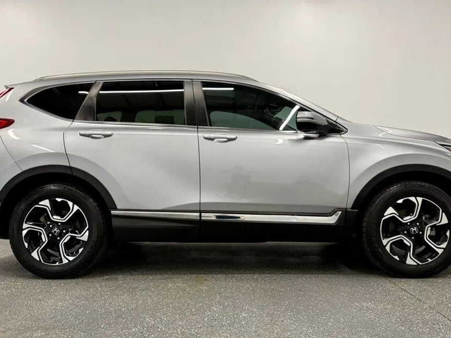 2017 Honda CR-V Touring photo 1
