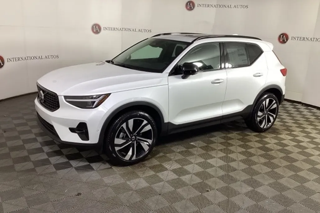 2025 Volvo XC40 Plus photo 1