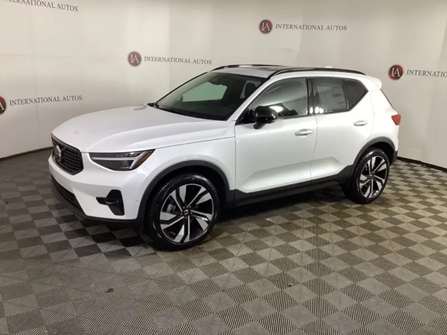 2025 Volvo XC40 Plus photo 1
