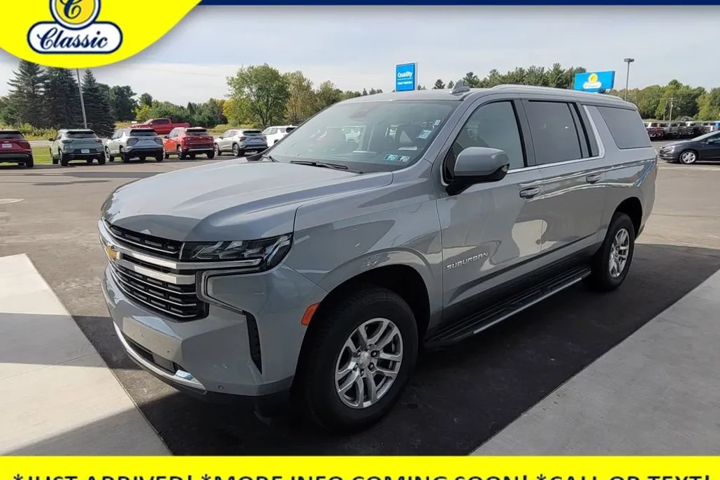 2023 Chevrolet Suburban LT photo 1