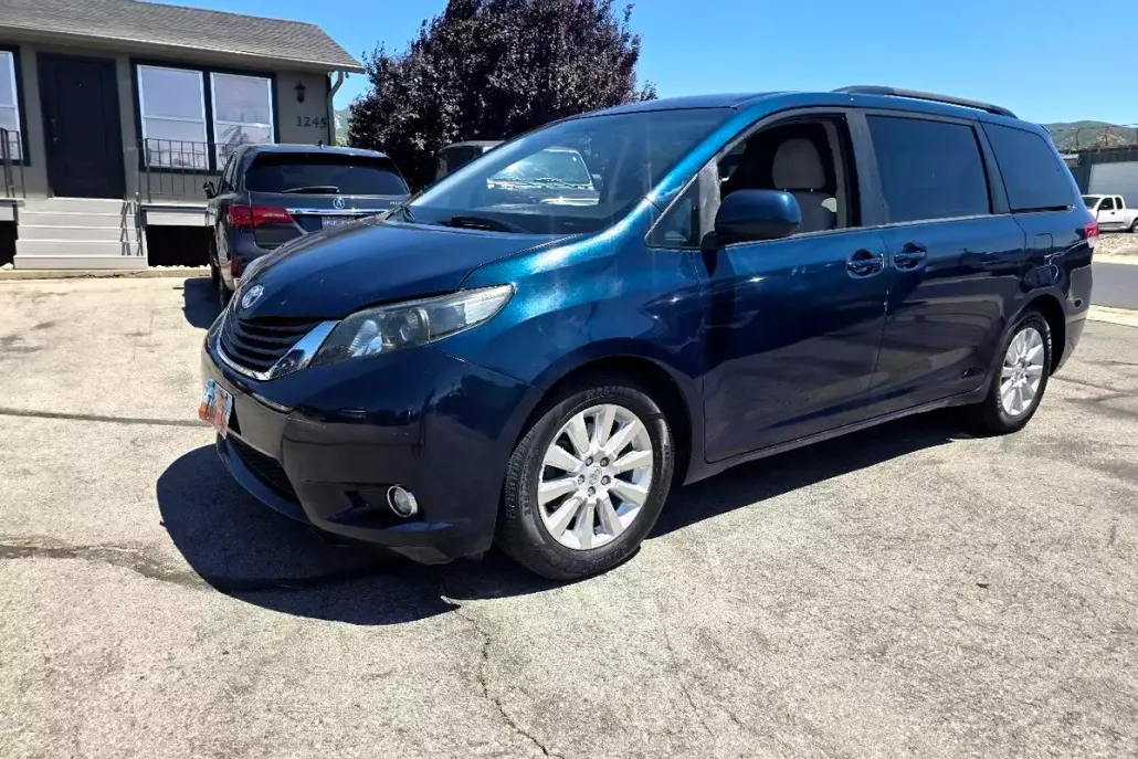 2011 Toyota Sienna LE photo 1