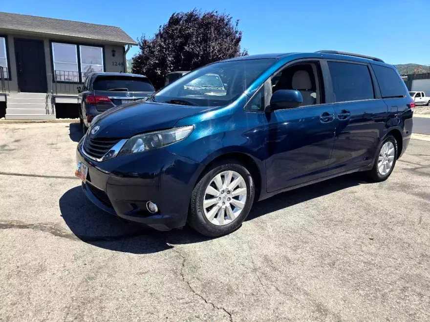 2011 Toyota Sienna LE photo 1