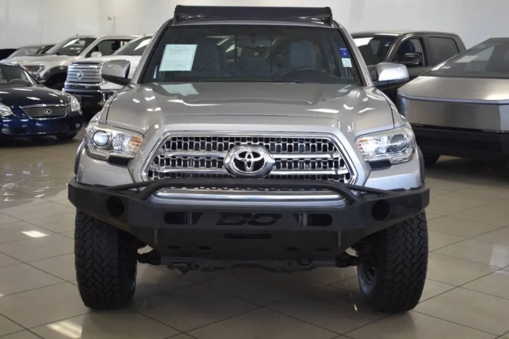 2017 Toyota Tacoma TRD Off-Road photo 1