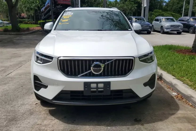 2025 Volvo XC40 Core photo 1