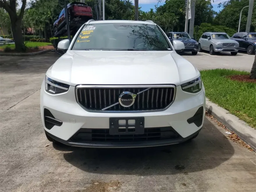 2025 Volvo XC40 Core photo 1