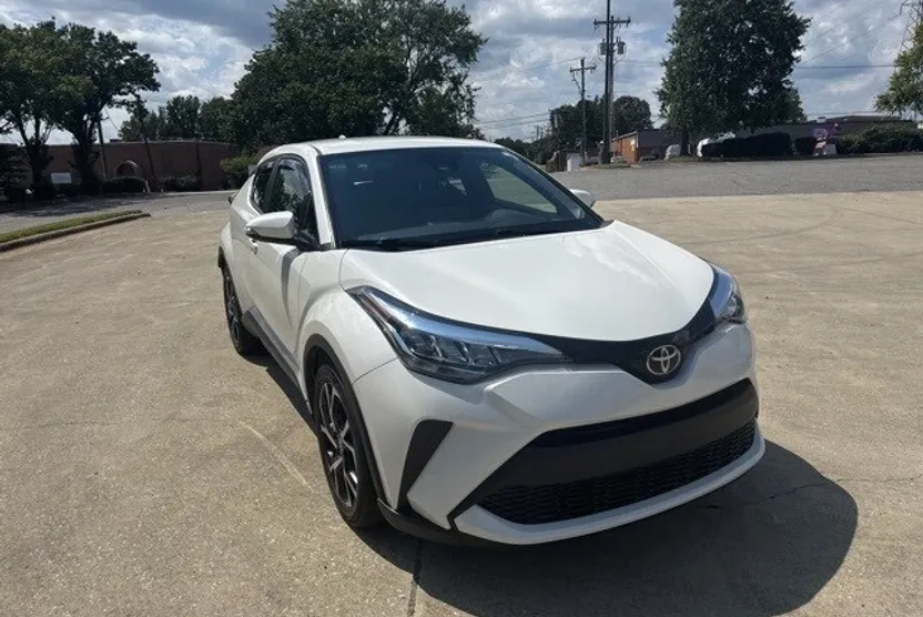 2021 Toyota C-HR XLE photo 1