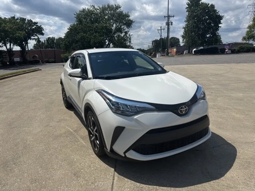 2021 Toyota C-HR XLE photo 1