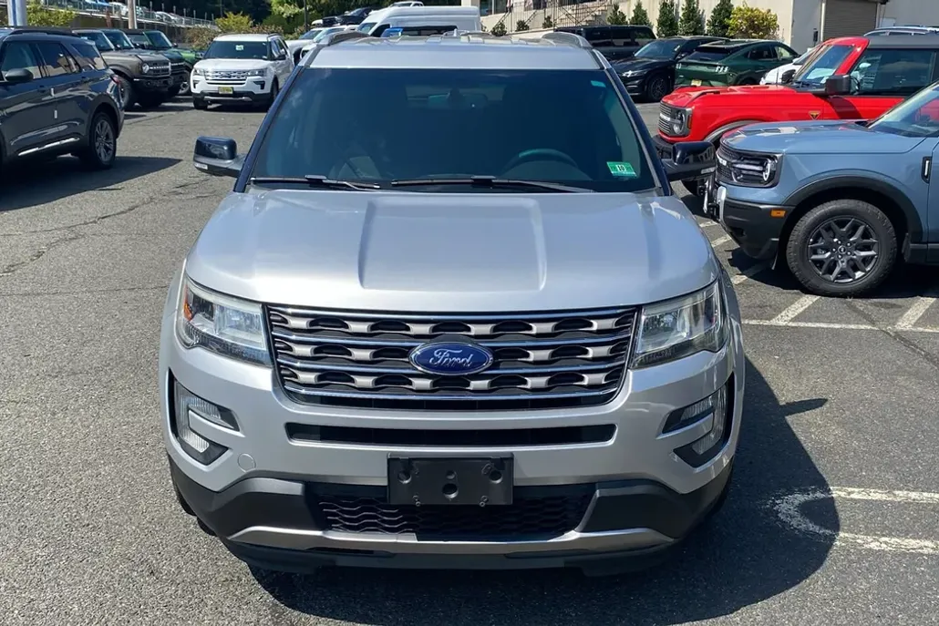 2016 Ford Explorer XLT photo 1