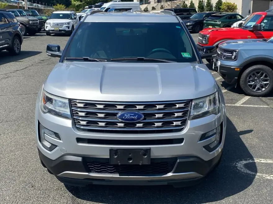 2016 Ford Explorer XLT photo 1