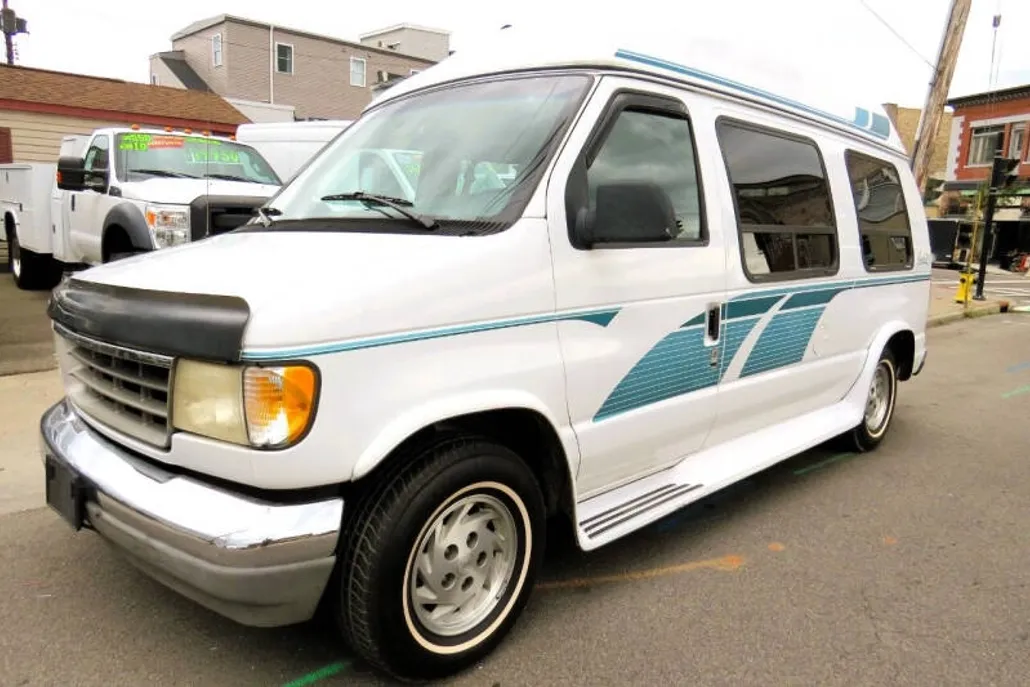 1993 Ford E-150 photo 1
