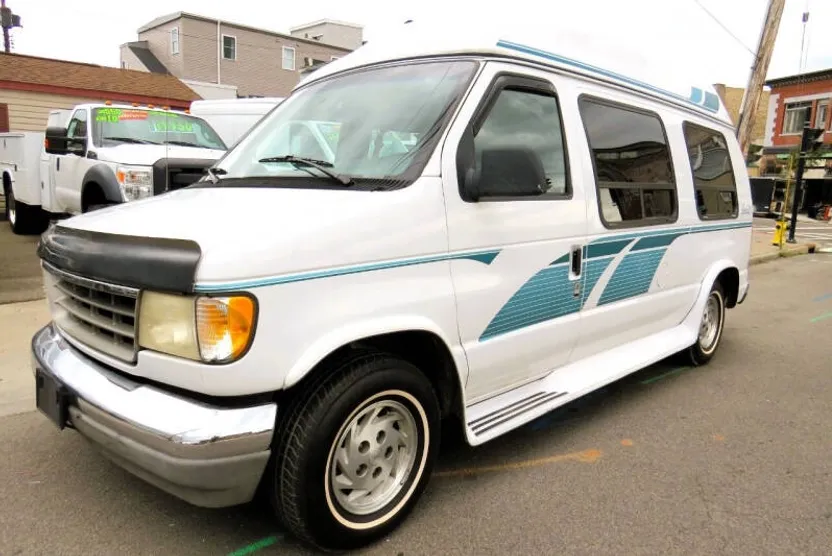 1993 Ford E-150 photo 1