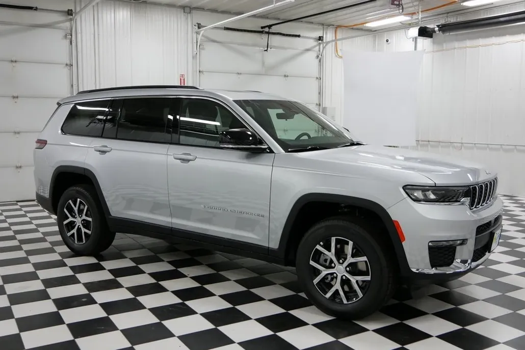 2025 Jeep Grand Cherokee Limited photo 1