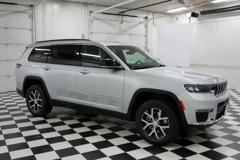 2025 Jeep Grand Cherokee Limited photo 1