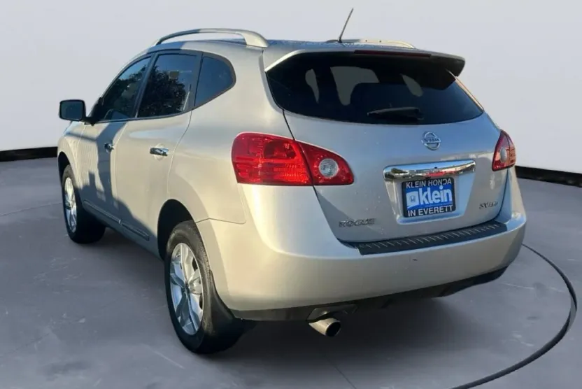 2013 Nissan Rogue SV photo 1