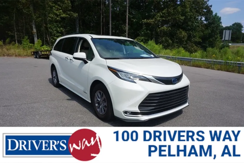 2021 Toyota Sienna XLE photo 1