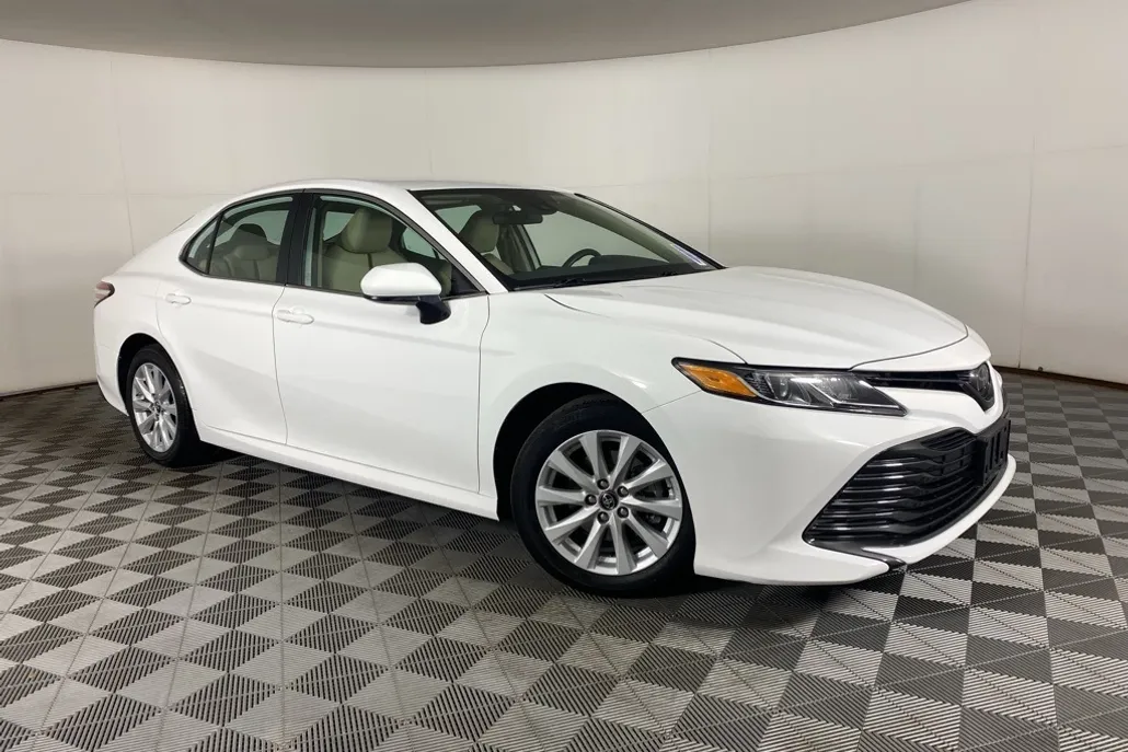 2019 Toyota Camry LE photo 1