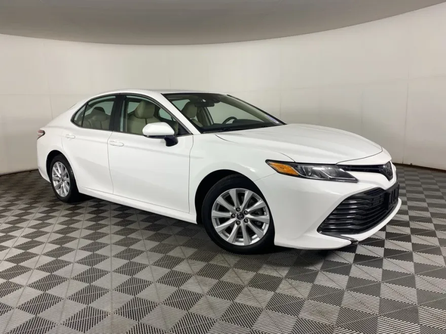 2019 Toyota Camry LE photo 1