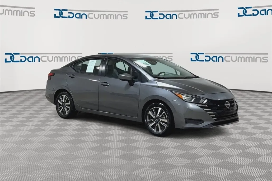 2023 Nissan Versa 1.6 SV photo 1