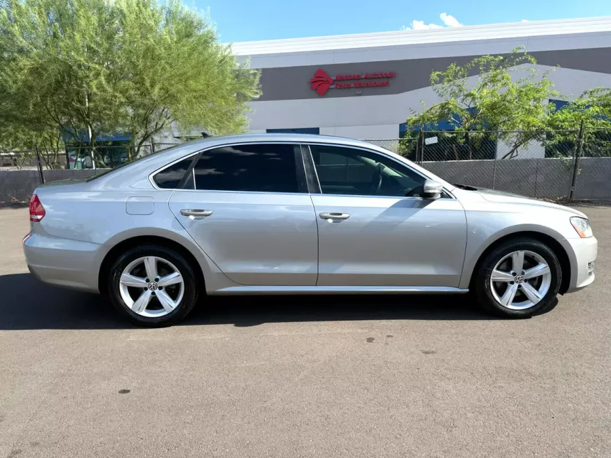 2013 Volkswagen Passat SE photo 1