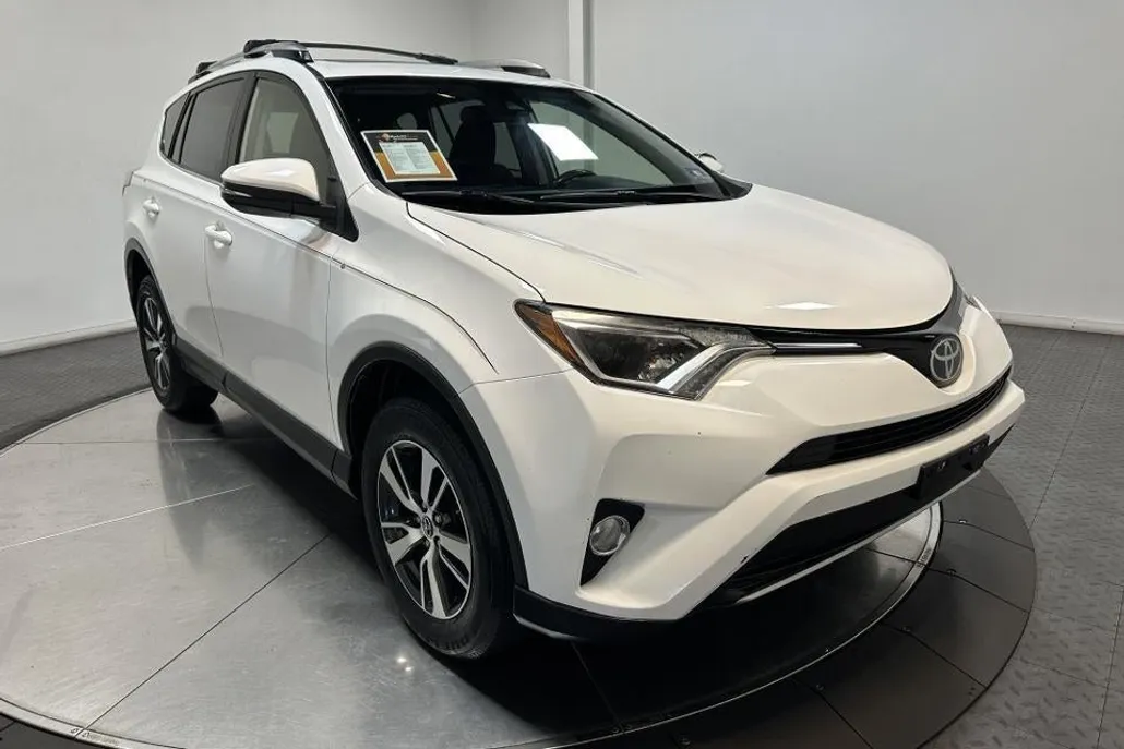 2017 Toyota RAV4 XLE photo 1