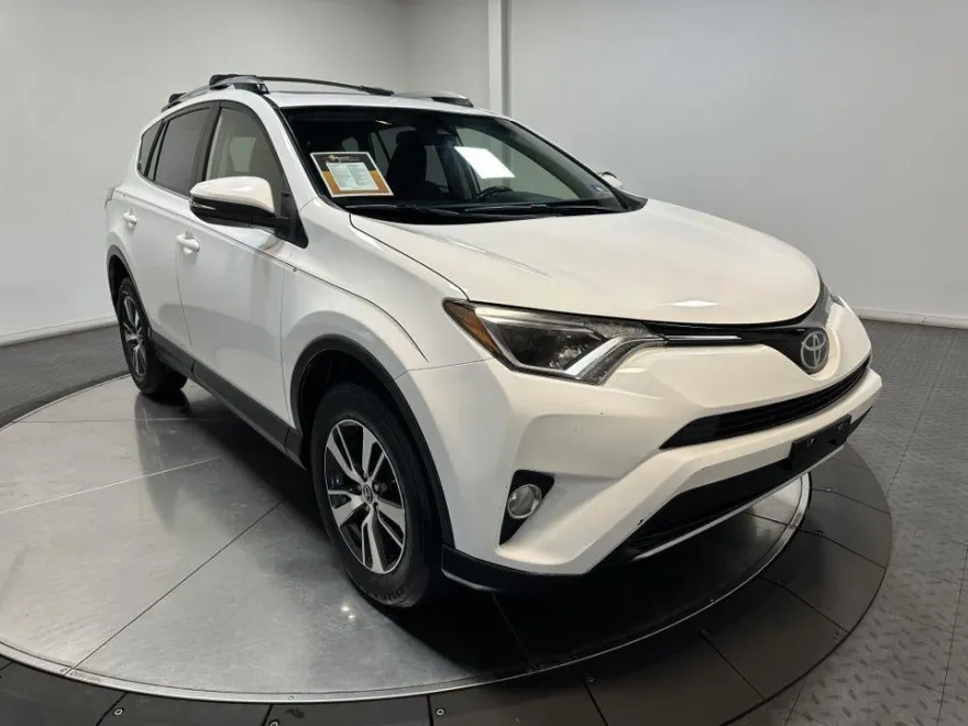 2017 Toyota RAV4 XLE photo 1