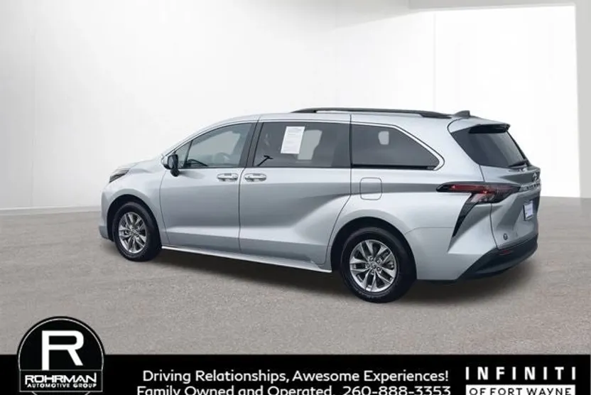 2024 Toyota Sienna XLE photo 1