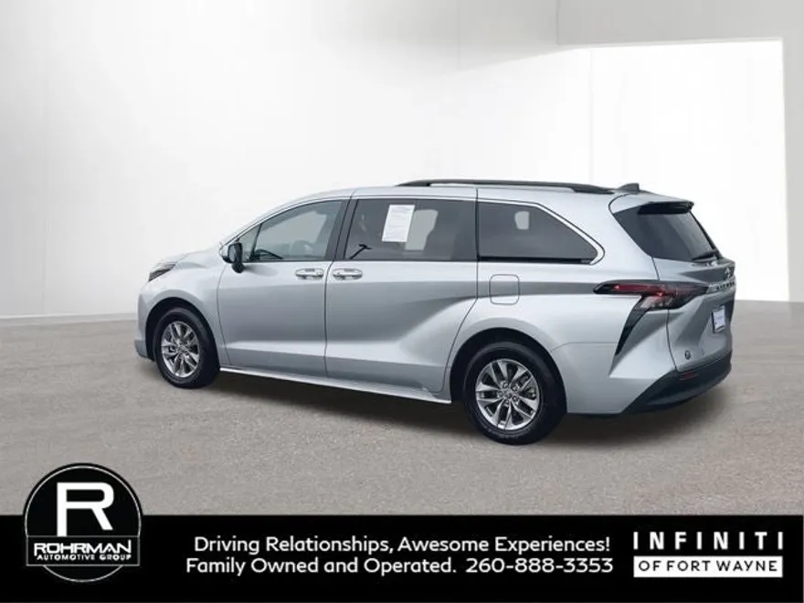 2024 Toyota Sienna XLE photo 1
