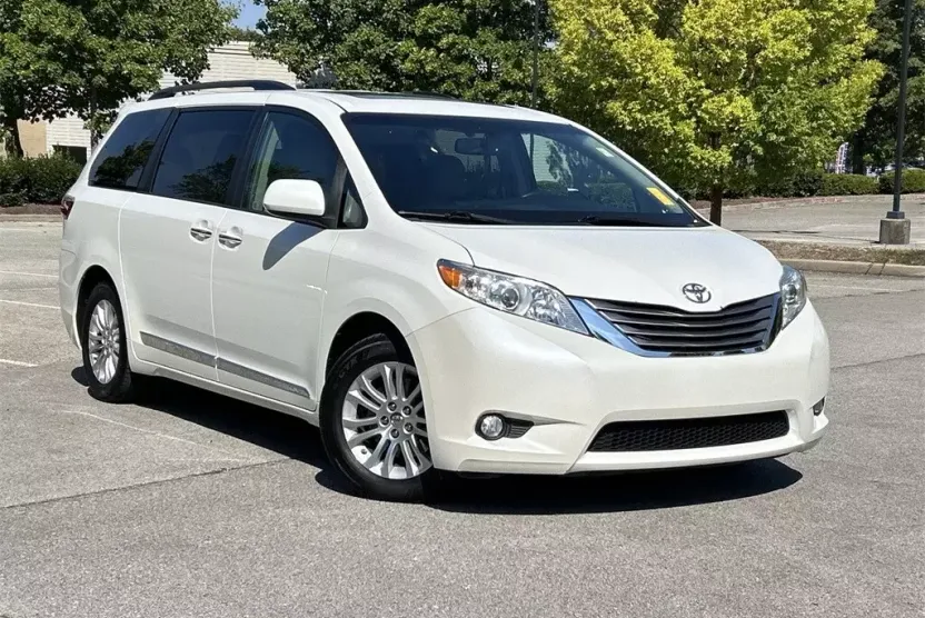 2015 Toyota Sienna XLE Premium photo 1