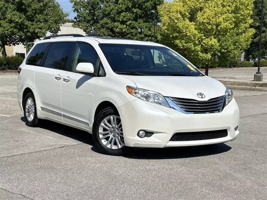 2015 Toyota Sienna XLE Premium photo 1