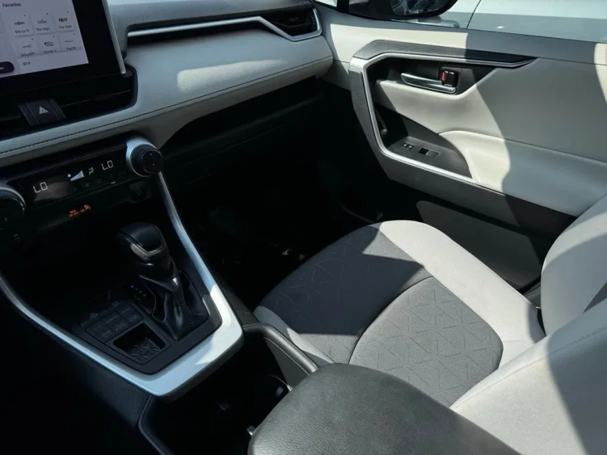 2024 Toyota RAV4 XLE photo 1