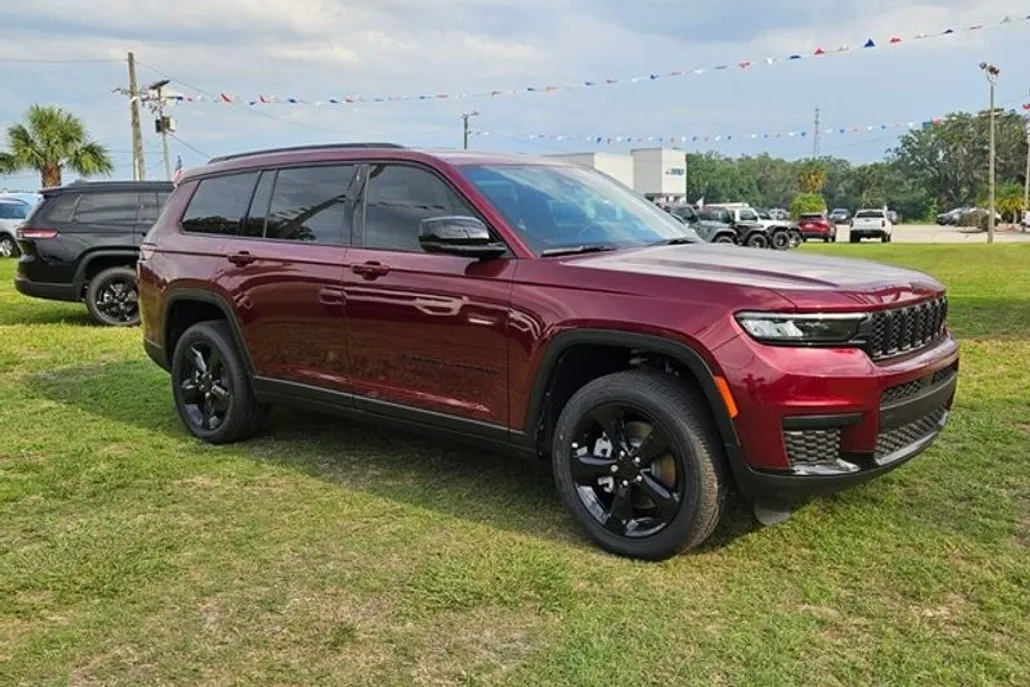 2025 Jeep Grand Cherokee Altitude photo 1