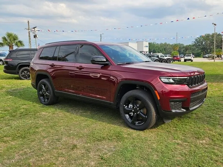 2025 Jeep Grand Cherokee Altitude photo 1