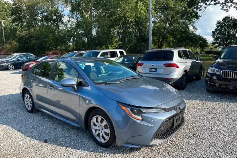 2020 Toyota Corolla LE photo 1