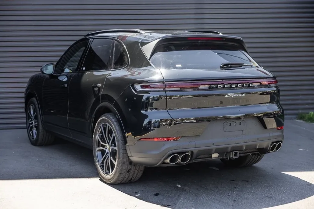 2024 Porsche Cayenne S photo 1