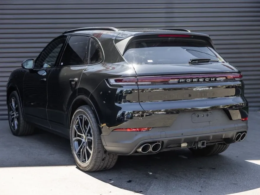 2024 Porsche Cayenne S photo 1
