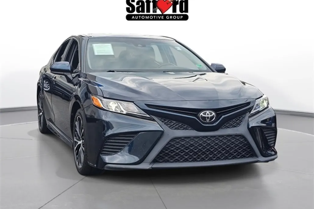 2018 Toyota Camry SE photo 1