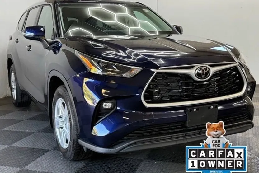 2024 Toyota Highlander LE photo 1